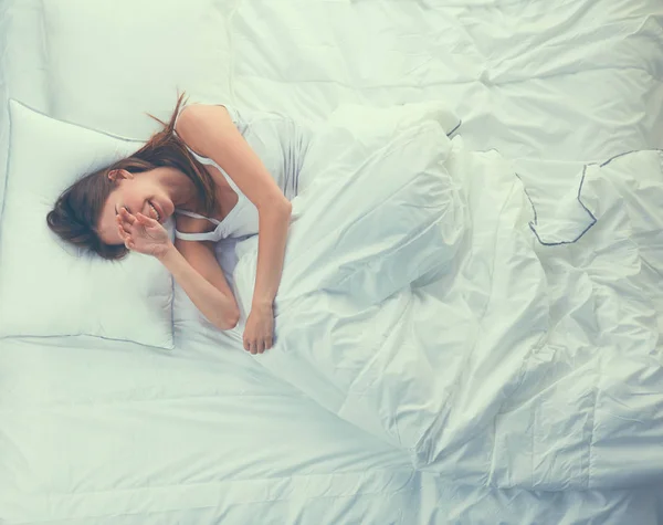 Schönes Mädchen schläft im Schlafzimmer, auf dem Bett liegend — Stockfoto