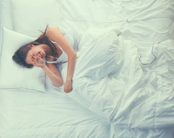 Menina bonita dorme no quarto, deitada na cama — Fotografia de Stock