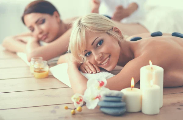 Duas jovens mulheres bonitas relaxando e desfrutando no spa cent — Fotografia de Stock