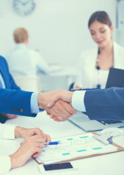 Zakenmensen schudden elkaar de hand, ronden een vergadering af, in functie — Stockfoto