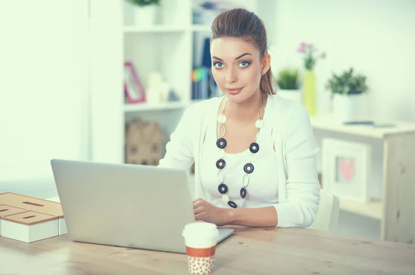 Portret bizneswoman siedzącej przy biurku z laptopem — Zdjęcie stockowe