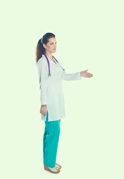 Médico feminino dando a mão por um aperto de mão — Fotografia de Stock