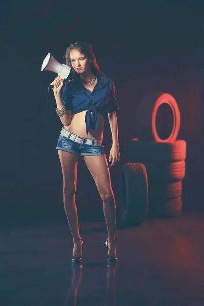 Retrato de uma jovem mulher na garagem antiga. isolado em fundo preto — Fotografia de Stock