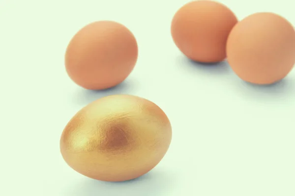 白い背景の黄金の卵 — ストック写真