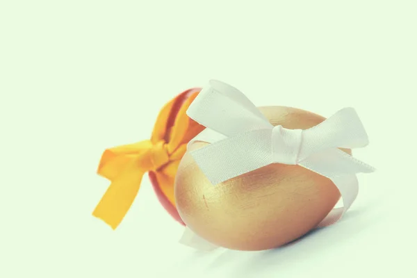 Goldenes Ei auf weißem Hintergrund — Stockfoto