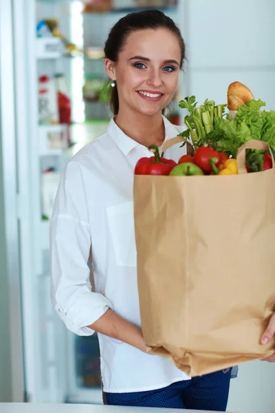 Junge Frau hält Einkaufstasche mit Gemüse in der Hand. — Stockfoto