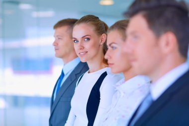 Başarılı iş takım ayakta Office gülümseyen
