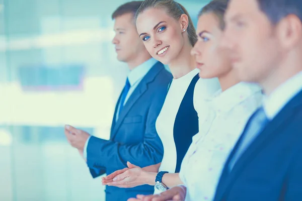 Gente de negocios sonrientes aplaudiendo una buena presentación en la oficina — Foto de Stock