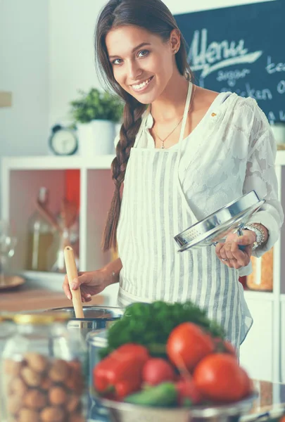 Cucina donna in cucina con cucchiaio di legno — Foto Stock