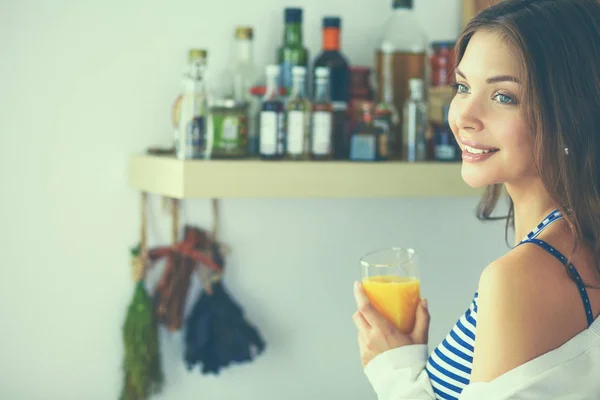 Retrato de una bonita mujer sosteniendo un vaso con sabroso jugo —  Fotos de Stock