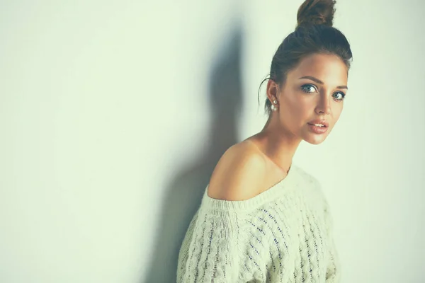 Retrato de una linda mujer en suéter en casa — Foto de Stock