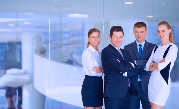 微笑成功的商业团队站在办公室 — 图库照片
