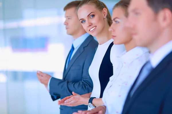 Gente de negocios sonrientes aplaudiendo una buena presentación en la oficina — Foto de Stock