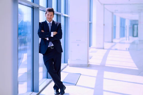 Portret van een zakenman in de buurt van een raam in het kantoor — Stockfoto