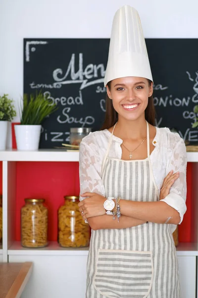 Chef-Frauenporträt mit Uniform in der Küche — Stockfoto