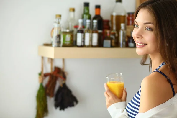 Retrato de uma mulher bonita segurando vidro com suco saboroso — Fotografia de Stock