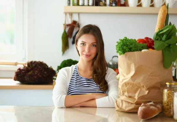 Jonge vrouw met boodschappentas met groenten — Stockfoto