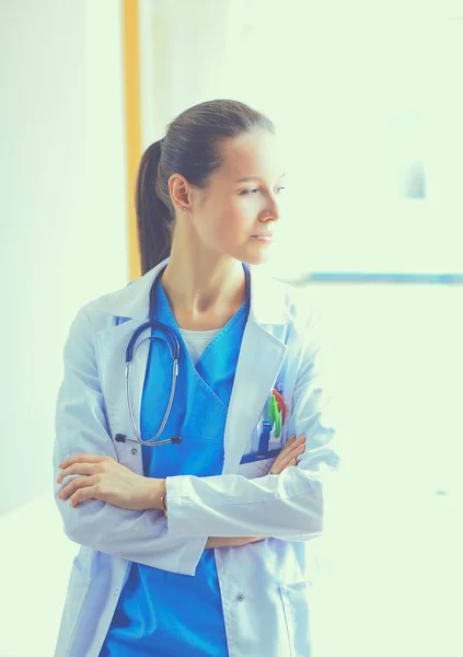 Kobieta lekarz stojący w pobliżu okna w szpitalu — Zdjęcie stockowe