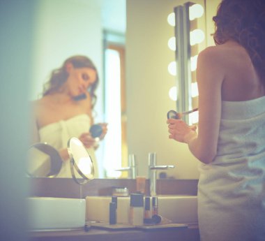 Genç kadın kendini banyo ayna arıyor