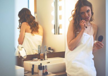 Genç kadın kendini banyo ayna arıyor