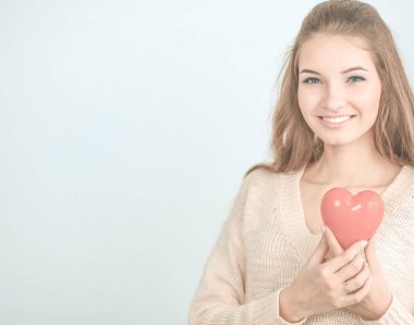 Güzel kadın tutun kırmızı, gri arka plan üzerinde izole duymak