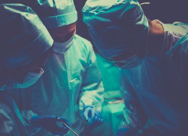 Ekip cerrahı ameliyathanede.
