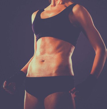 gri arka plan üzerinde duran kas genç kadın