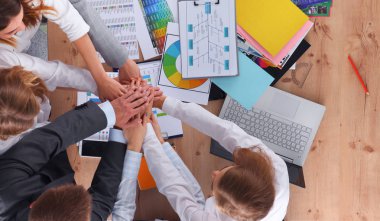 İş adamları toplantıda, ofiste oturup tartışıyorlar.