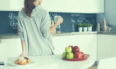 mutlu kadın evde Mutfakta çay içme