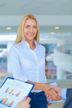 İki başarılı iş adamı birbiriyle tokalaşıyor.