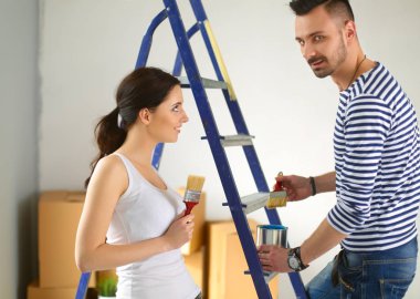 Portre mutlu gülümseyen genç çift resim iç duvar yeni ev