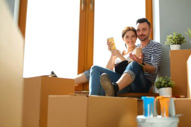 Evde pencere kenarında oturan hareketli Çift