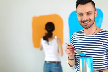 Portre mutlu gülümseyen genç çift resim iç duvar yeni ev