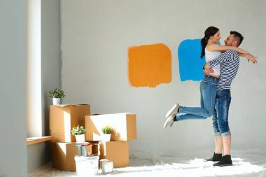 Mutlu genç çift yeni eve taşınıyor.