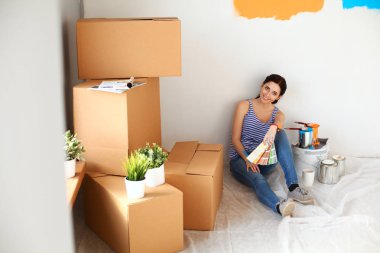 kadın boya renk örneğini yeni ev ahşap yerde oturmak için seçim