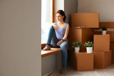 Pencere Kupası ile yeni evde oturan kız