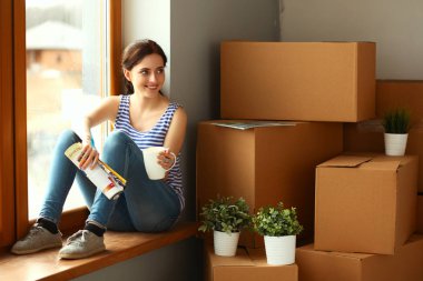 Pencere Kupası ile yeni evde oturan kız