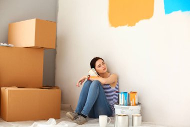 kadın boya renk örneğini yeni ev ahşap yerde oturmak için seçim