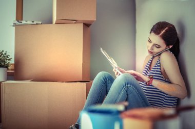 kadın boya renk örneğini yeni ev ahşap yerde oturmak için seçim