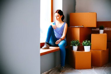 Pencere Kupası ile yeni evde oturan kız