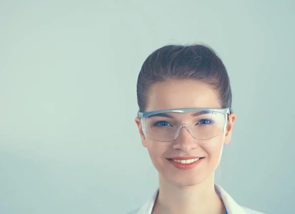 Jeune dentiste avec outil sur fond blanc — Photo