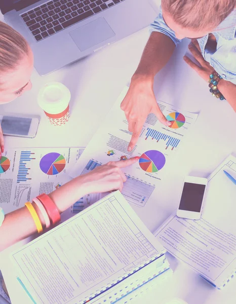 Zwei Frauen, die zusammen im Büro am Schreibtisch sitzen — Stockfoto