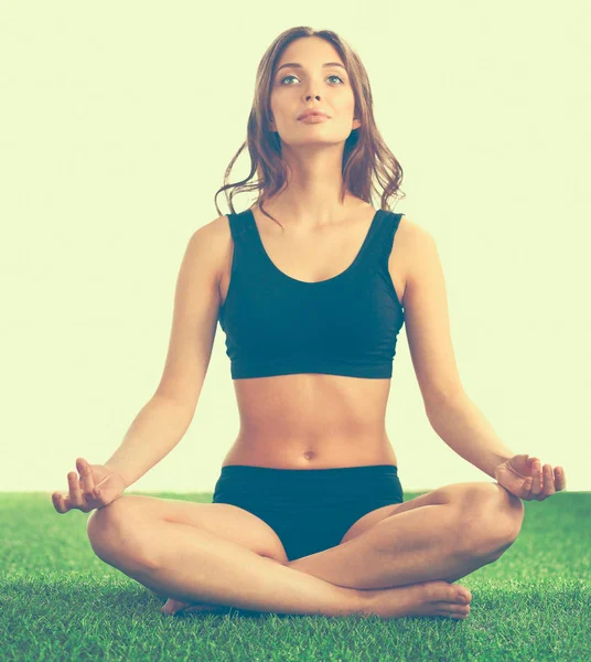 Mujer joven practicando yoga en posición de loto —  Fotos de Stock