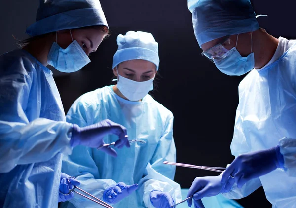Teamkirurg på jobbet i operationssalen — Stockfoto