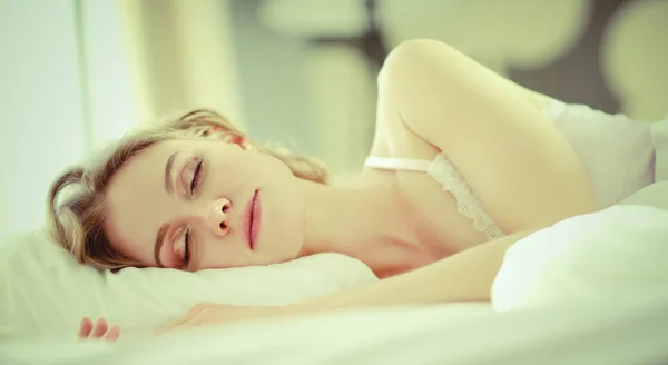 Mujer bonita acostada en su cama en casa — Foto de Stock