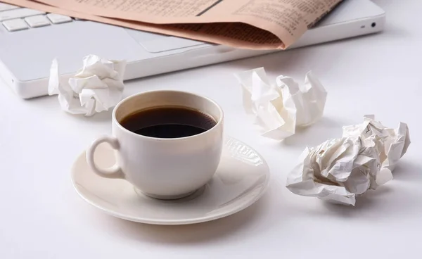 Práce s zmačkaný papír a šálek kávy na pozadí tabulky — Stock fotografie