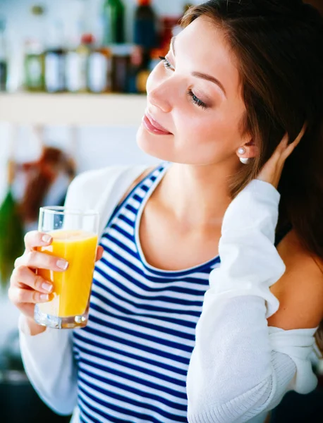 Retrato de una bonita mujer sosteniendo un vaso con sabroso jugo —  Fotos de Stock