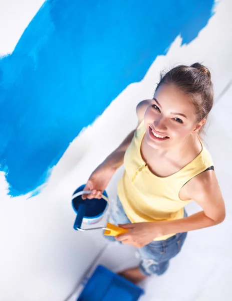 美しい若い女性が壁画を描き — ストック写真