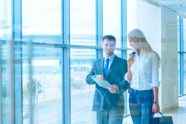 Businesspeople walking in the corridor of an business center — Stock Photo, Image