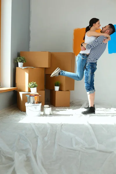 Щаслива молода пара рухається в новому будинку — стокове фото